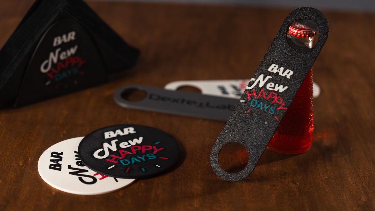 Apribottiglie, sottobicchieri e portatovaglioli personalizzati con il logo di un bar